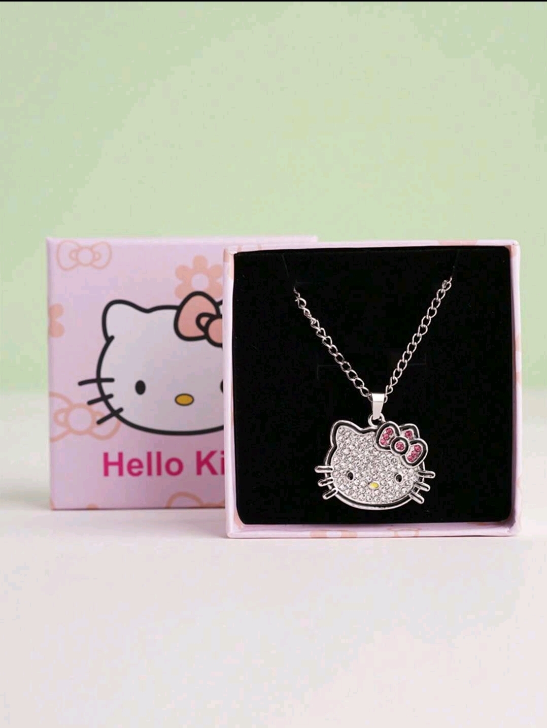 CADENA HELLO KITTY CON RELIEVE NEGRO Y DIAMANTE ROSADO EN CHONGO C8